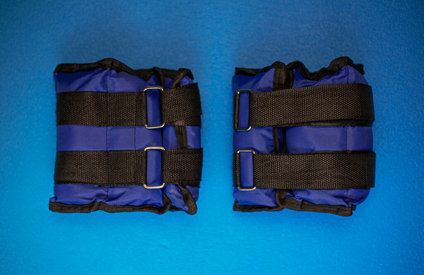 Bolsas de arena con peso ajustable para ejercitar los músculos de las piernas y los brazos. Super entrenamiento para muñeca y tobillo - Foto, Imagen