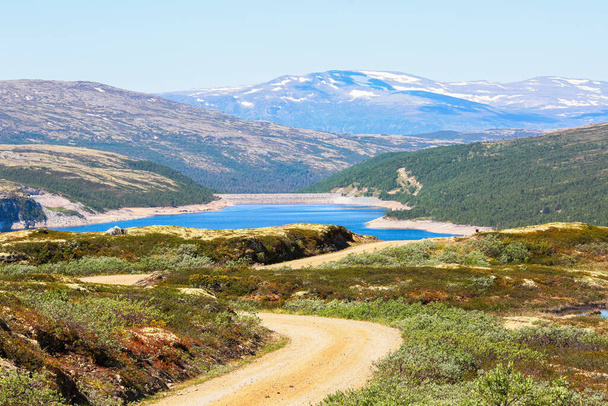 Озеро Іннердальсватнет і гірська місцевість Квікне Бруна розташовані в муніципалітеті Реннебу, Норвегія.  - Фото, зображення