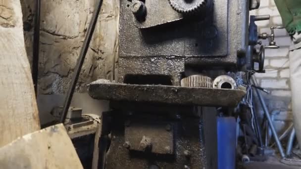 Mécanicien masculin en uniforme travaillant sur un vieil établi dans son garage. Un réparateur méconnaissable utilise le tournage du tour pour transformer le métal en atelier. Travail sur fraiseuse sur le lieu de travail. Grue Slow mo - Séquence, vidéo