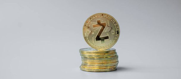 Golden ZCASH (ZEC) Kryptowährung Coin Stack, Crypto ist digitales Geld innerhalb des Blockchain-Netzwerks, wird mittels Technologie und Online-Internet-Austausch ausgetauscht. Finanzkonzept - Foto, Bild
