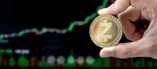 Golden Zcash (ZEC) Kryptowährungsmünze mit Kerzendiagramm Hintergrund, Crypto ist digitales Geld innerhalb des Blockchain-Netzwerks, nutzt Technologie und Online-Internet-Austausch. - Foto, Bild