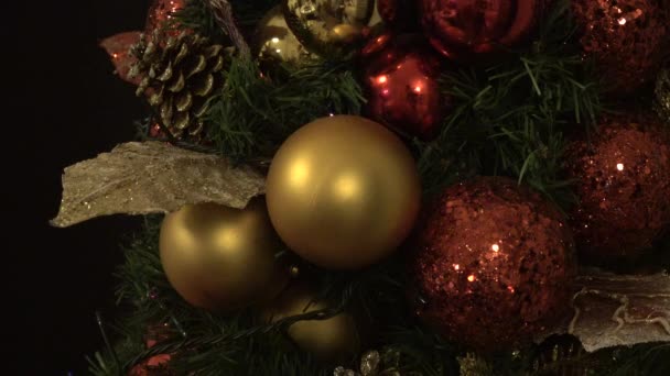 versierde grote kerstboom met achtergrondverlichting in huis. kegels, ballen speelgoed bollen - Video