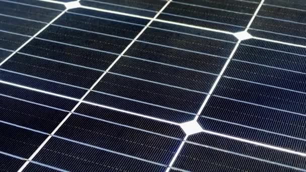 Sonnenkollektoren aus nächster Nähe. Monokristalline Solarzelle. Alternative Energien. Stromerzeugung. Ökologische Energieträger. Kraftwerk - Filmmaterial, Video