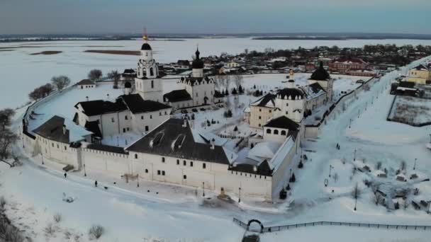 Volga nehrindeki Sviyazhsk adası. Kışın küçük bir şehir köyü. Katedral gün batımı. - Video, Çekim