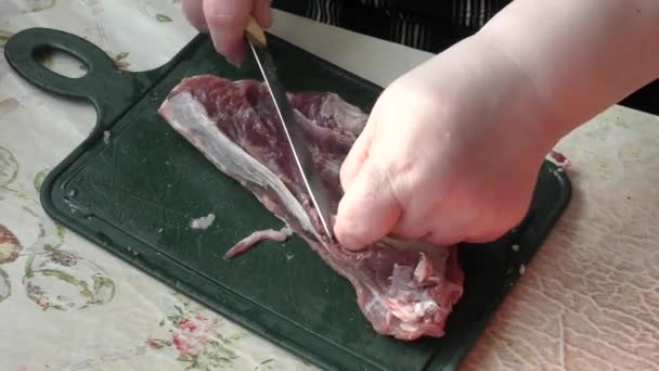 A szakács késsel vágja fel a nyers szarvashúst. egészséges élelmiszer koncepció - Felvétel, videó