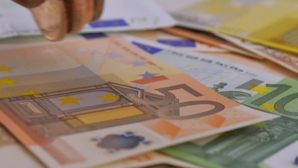 Een stapel bitcoin munten bovenop eurobankbiljetten - Video