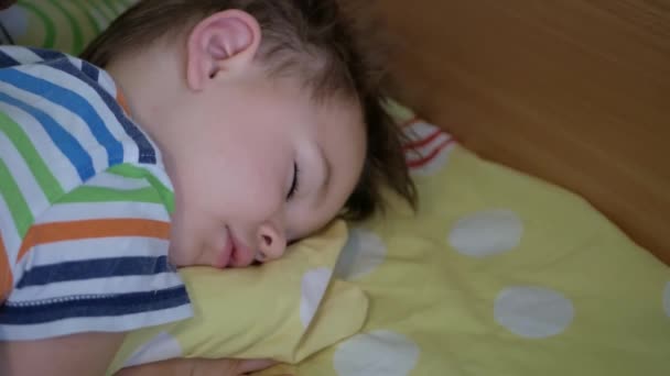 赤ん坊は彼のベビーベッドで眠る - 映像、動画