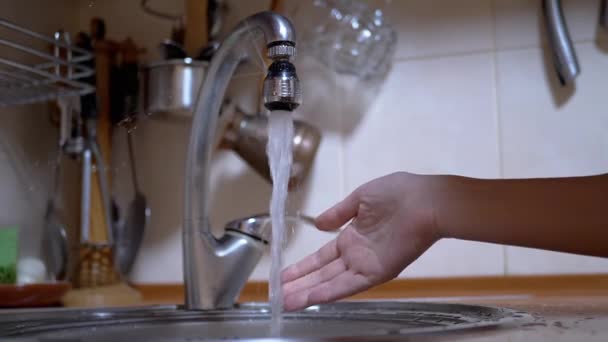 Vrouw wast handen onder een sterke stroom stromend water, sluit kraan. Lekken. 4K - Video