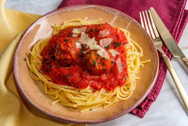 Italialaista spagettia ja lihapullia punaisella tomaattikastikkeella - Valokuva, kuva
