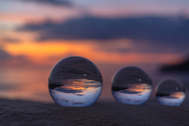 Trois boules de cristal claires de trois tailles sont sphère révèle vue sur le paysage marin avec sphérique - Photo, image