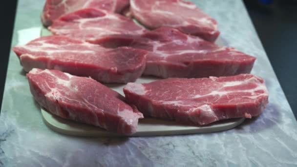 Nahaufnahme von geschnittenem Steak, das vor dem Grillen gesalzen und gepfeffert wird. - Filmmaterial, Video