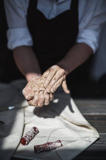 Ženy ruce mokré a špinavé po práci s hlínou v keramickém studiu - Fotografie, Obrázek