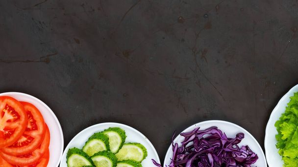 Склад здорової їжі. Нарізані овочі на посуд
 - Фото, зображення