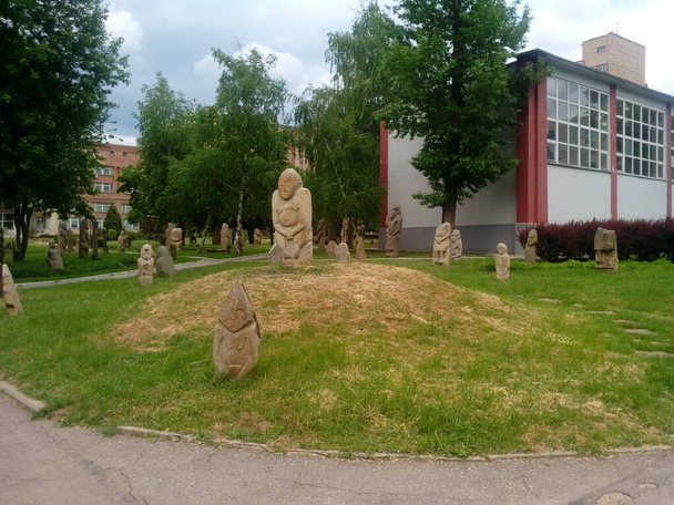 Statues en pierre de Scythe et de Polovtsie à Louhansk - Photo, image
