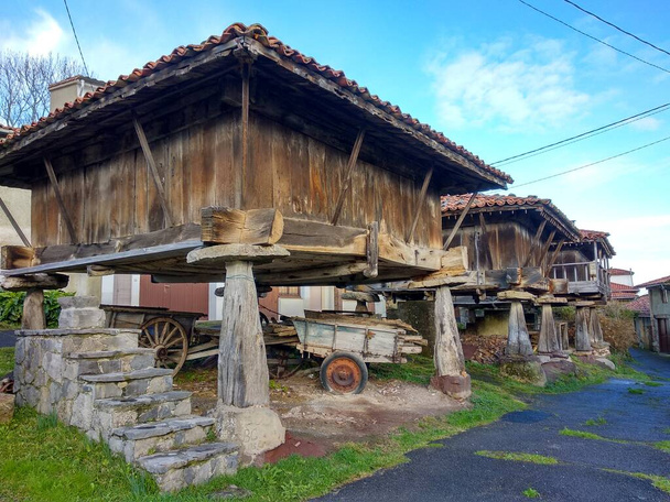 Horreo, cabanas típicas é Astúrias, Sietes aldeia, Astúrias, Espanha - Foto, Imagem