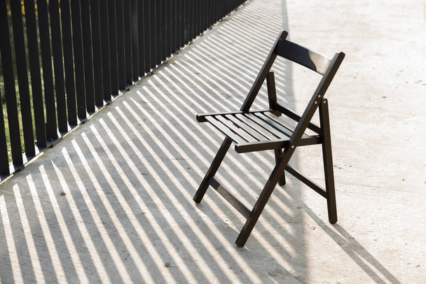cadeira vazia ao ar livre sombras duras espaço cópia - Foto, Imagem