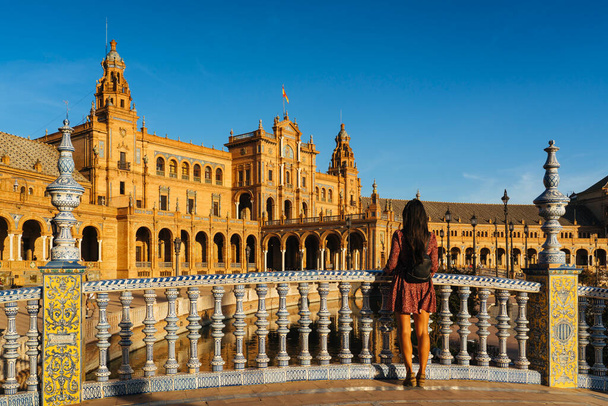 Žena turista pohled na Španělské náměstí v Seville, Španělsko - Fotografie, Obrázek