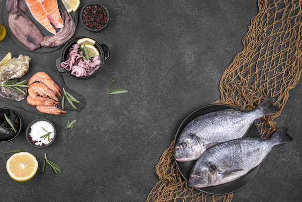 ingrédients fruits de mer avec filet de poisson copie espace. Résolution et belle photo de haute qualité - Photo, image