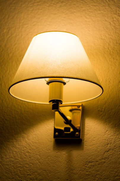 świecąca lampa wisi na ścianie - Zdjęcie, obraz