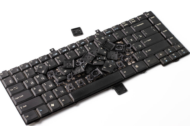 Auf weißem Hintergrund kaputte alte Tastatur aus einem Laptop. - Foto, Bild