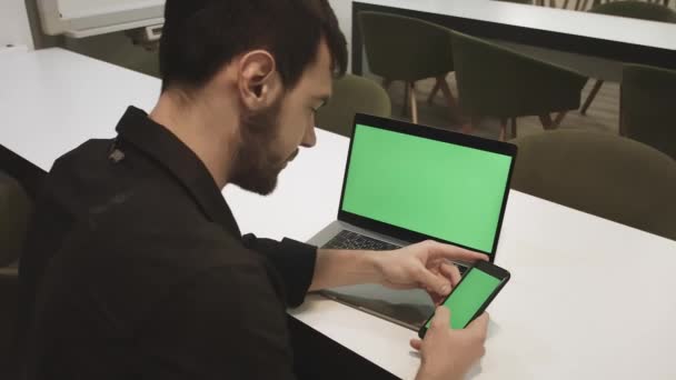  緑の画面のラップトップ。コンピュータモニタ上のマーカーの追跡. - 映像、動画