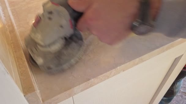 párna csiszoló szerszám csiszolása konyha tetején - Felvétel, videó