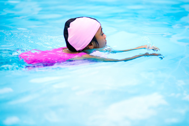 Pouco asiático menina na piscina
 - Foto, Imagem