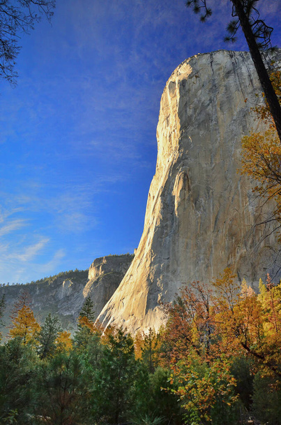 El Capitan - gigante montanha de pedra no vale do parque nacional americano - Γιοσέμιτι - Φωτογραφία, εικόνα