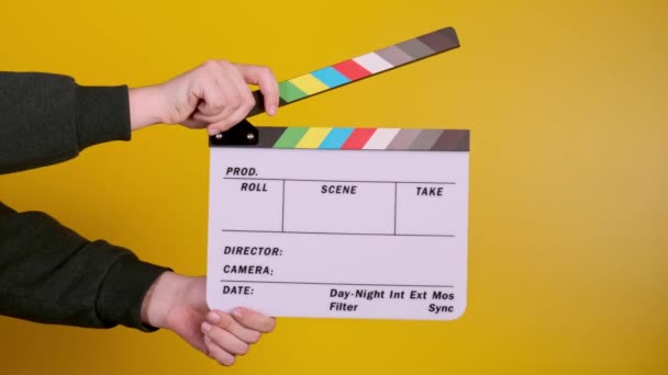 Mains masculines utilisant clapperboard sur fond noir, tournage de films - Séquence, vidéo