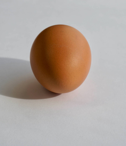 Свіжі коричневі яйця, їжа, кулінарні інгредієнти
 - Фото, зображення