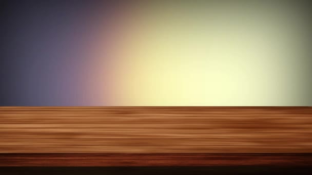 Tavolo vuoto in legno davanti a sfondo nerastro-viola e verde-bluastro. Effetto luce e perdite. Video HD - Filmati, video