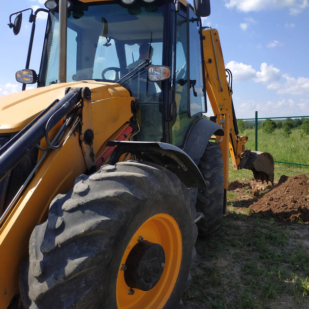 excavatrice sur un chantier creuse des fossés, le processus de travail fermer.new - Photo, image