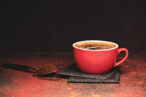 Pohár s horkou kávou na grunge pozadí - Fotografie, Obrázek