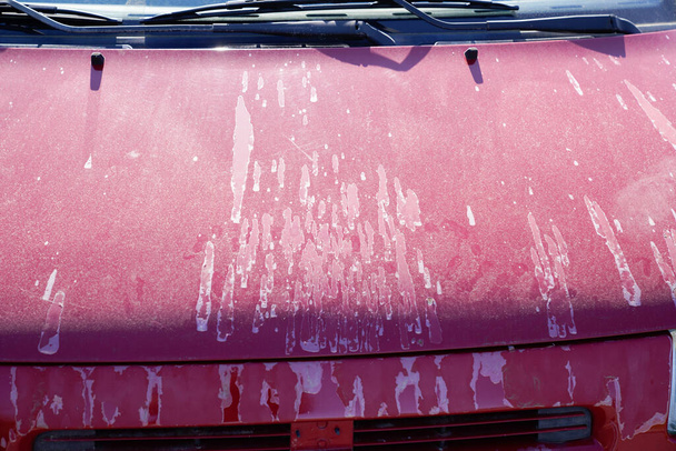 coche rojo utilizado pelar pintura rosa en la capucha grunge de automóviles antiguos - Foto, imagen