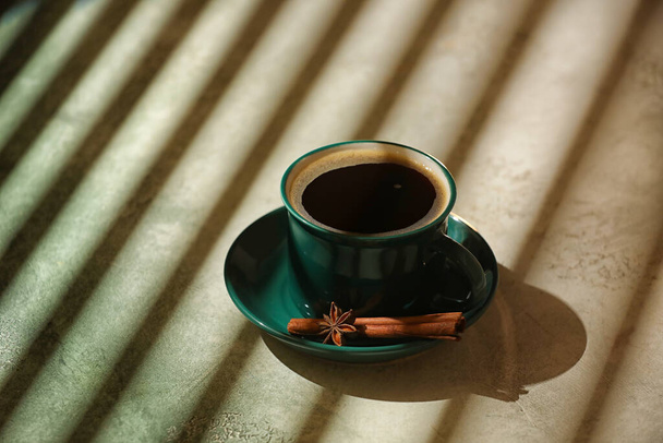 Tazza di caffè caldo su sfondo chiaro - Foto, immagini