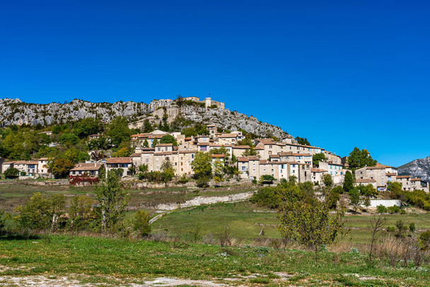 Το χωριό Trigance στο φαράγγι του Βερντόν, Φαράγγια του Βερντόν, εκπληκτικό τοπίο του διάσημου φαραγγιού με ψηλά ασβεστολιθικά πετρώματα στις γαλλικές Άλπεις, Προβηγκία, Γαλλία - Φωτογραφία, εικόνα