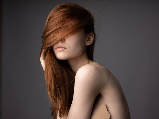 Sexy mujer desnuda pelo rojo recortado ver primer plano fondo gris - Foto, Imagen