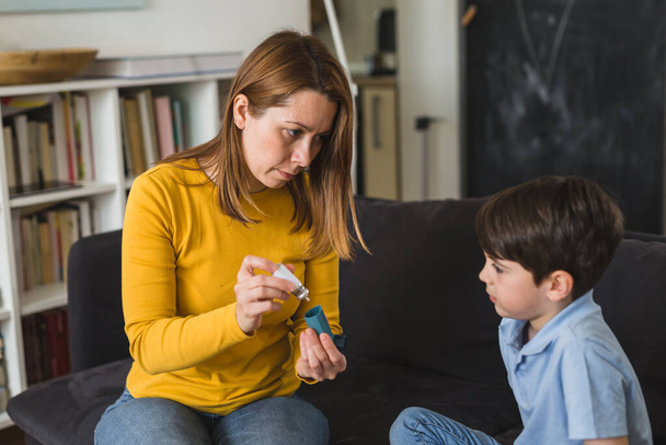 anya elmagyarázza gyermekének, hogyan kell használni az asztma pumpát - Fotó, kép