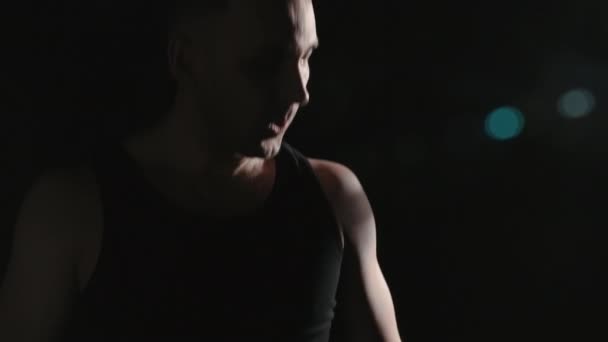 Video boxerského muže s pásky na černém pozadí - Záběry, video