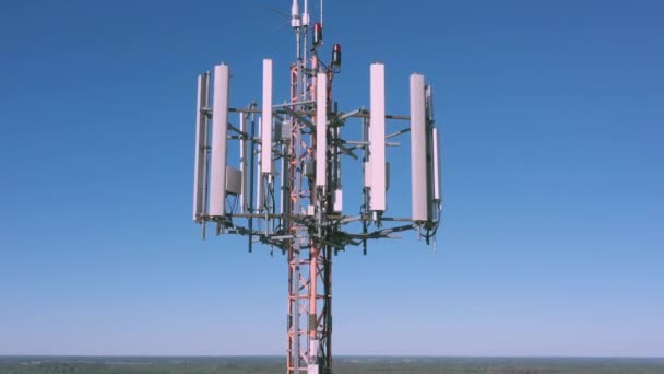 Bliższe spojrzenie na szczyt wieży komunikacyjnej w Estonii. - Materiał filmowy, wideo