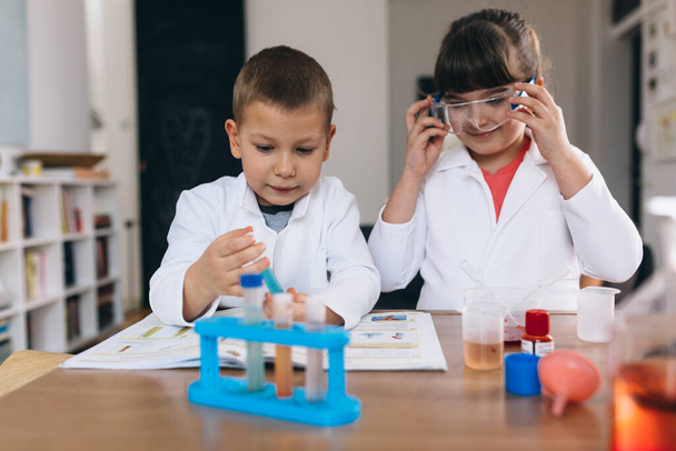 children do chemical experiments at home - 写真・画像