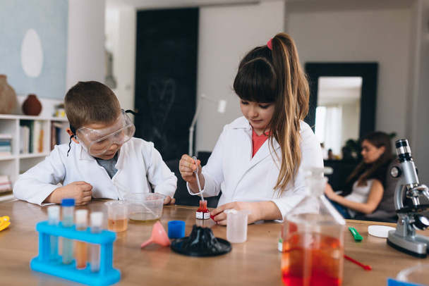children do chemical experiments at home - Foto, Imagem