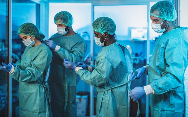 Γιατροί που προετοιμάζονται για χειρουργική επέμβαση στο νοσοκομείο κατά τη διάρκεια της επιδημίας του ιού της κορώνας - Ιατροί που προετοιμάζονται για την καταπολέμηση της πανδημίας του κορωναϊού - ιατρική περίθαλψη έννοια - Φωτογραφία, εικόνα