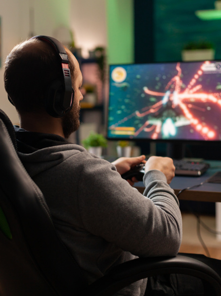 Cyber muž se sluchátky hrát hru v soutěži - Fotografie, Obrázek