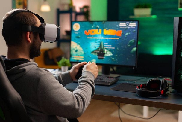 Cyber pro gamer κερδίζοντας σε απευθείας σύνδεση τουρνουά βιντεοπαιχνιδιών - Φωτογραφία, εικόνα