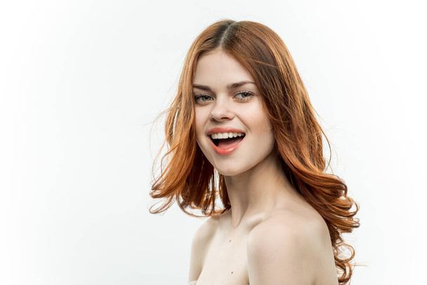 mulher alegre com ombros nus cabelo solto sorriso pele clara - Foto, Imagem