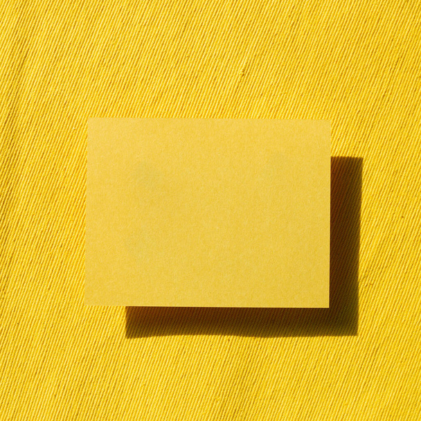 Almohadilla de notas en blanco, papel vacío sobre fondo de tela. vista superior, espacio de copia - Foto, Imagen