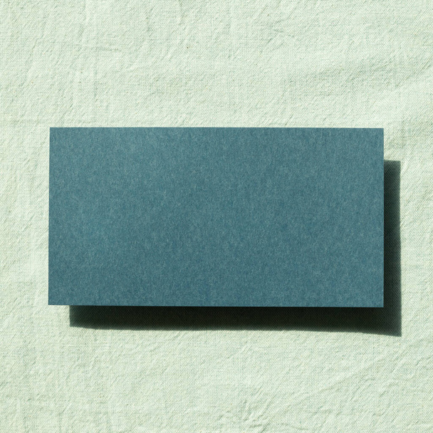 Almohadilla de notas en blanco, papel vacío sobre fondo de tela. vista superior, espacio de copia - Foto, Imagen