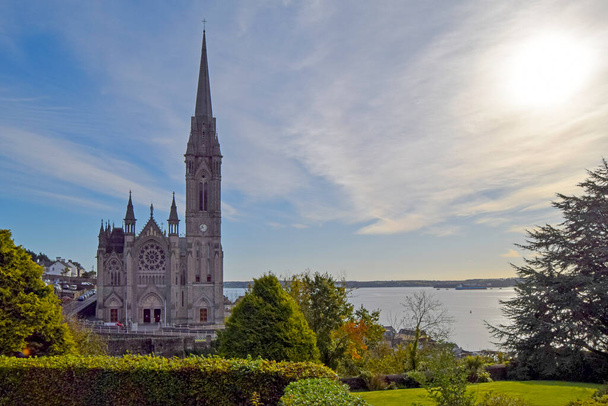 Saint Colman Cathedral met kurkhaven ernaast, Cobh, Ierland - Foto, afbeelding