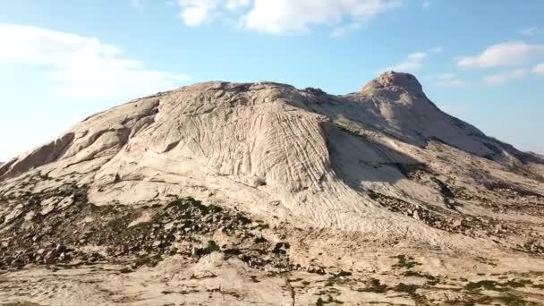 Riesige Felsen aus Lava. Ein ehemaliger Vulkan. - Filmmaterial, Video